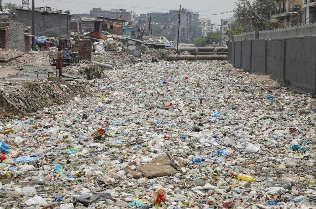 Unsegregated garbage dump next to slums